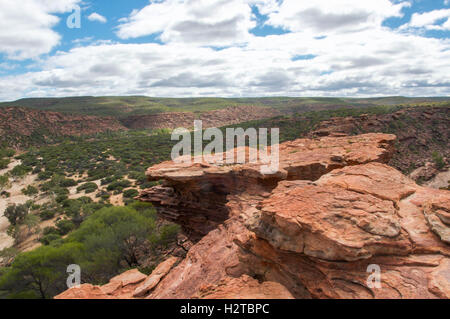 Aus rotem Sandstein-Klippe mit Blick über die weite Landschaft im Kalbarri National Park mit Wolken in Kalbarri, Western Australia Stockfoto