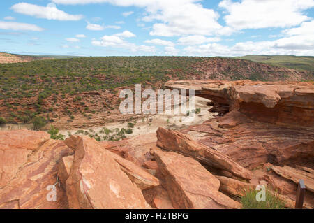 Robuste Sandstein-Klippen mit Blick auf die Murchison River Gorge mit Buschland im Kalbarri Nationalpark in Western Australia Stockfoto