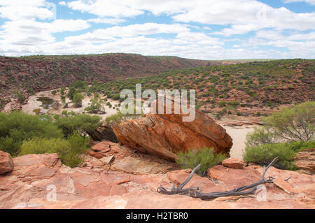 Schöne Ausblicke im Kalbarri National Park über die Schlucht mit rotem Sandstein bluffs in Kalbarri, Western Australia. Stockfoto