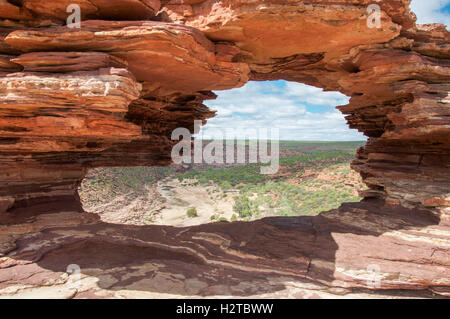 Blick durch die natürlichen Bogen mit Blick auf den Murchison River Gorge bekannt als der Natur Fenster in Kalbarri, Western Australia Stockfoto