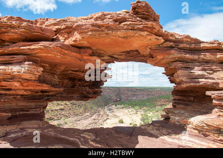 Schlucht Blick durch die berüchtigten Natur Naturstein Fensterbogen im Kalbarri National Park in Kalbarri, Western Australia Stockfoto
