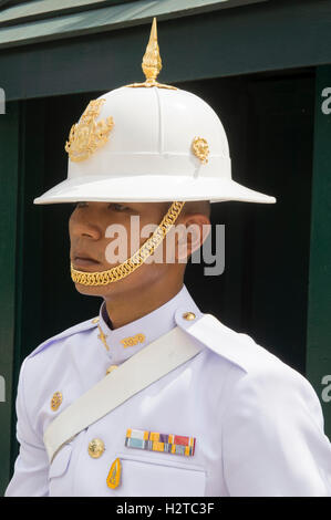 BANGKOK - 26. Oktober 2014: Junge thailändische Armee Soldat steht Wache vor dem Grand Palace. Stockfoto