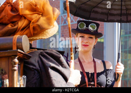 Kostümierte Teilnehmer auf der Steampunk Convention Anno 1900 in Luxemburg Fond de Gras im September 2016 Stockfoto