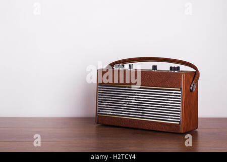 Alten Retro-Stil-Radio auf einer Holzfläche mit hellem Hintergrund Stockfoto