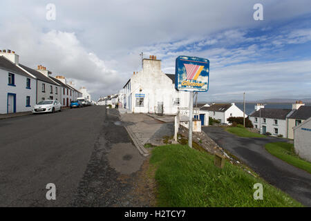 Isle of Islay, Schottland. Malerische Aussicht auf die Hauptstraße in das Dorf Port Charlotte. Stockfoto