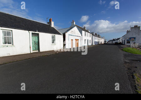 Isle of Islay, Schottland. Hauptstraße in das Dorf Port Charlotte. Der kleine Tankstelle ist auf der rechten Seite des Bildes. Stockfoto