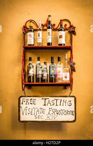 MONTEPULCIANO, Italien - 25. Juni 2015: Auswahl an italienischen Weinen in toskanischen Restaurant in Montepulciano, Italien Stockfoto