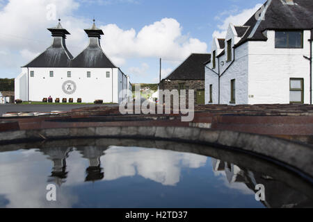 Isle of Islay, Schottland. Malerische Aussicht auf Whisky Fässern, die Ardbeg-Whisky-Destillerie im Hintergrund. Stockfoto