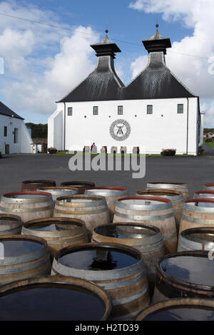 Isle of Islay, Schottland. Malerische Aussicht auf Whisky Fässern, die Ardbeg-Whisky-Destillerie im Hintergrund. Stockfoto