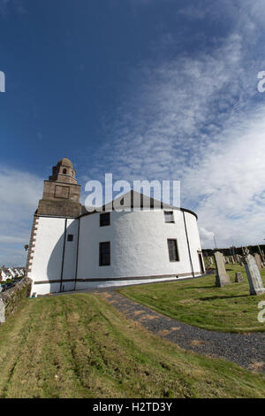 Isle of Islay, Schottland. Malerischen Blick auf das 18. Jahrhundert Kirche von Schottland Rundkirche im Dorf Bowmore. Stockfoto