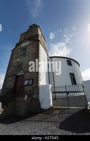 Isle of Islay, Schottland. Malerischen Blick auf das 18. Jahrhundert Kirche von Schottland Rundkirche im Dorf Bowmore. Stockfoto