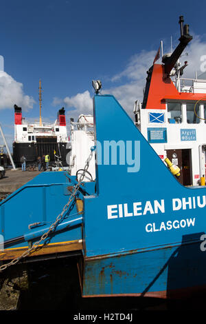 Isle of Islay, Schottland. Malerische Aussicht auf die MV Eilean Dhiura und CalMac Ferry, MV Finlaggan, angedockt an Islay Port Askaig. Stockfoto