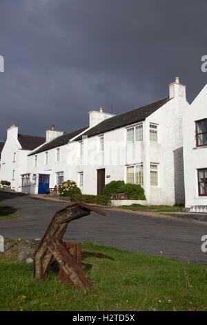 Isle of Islay, Schottland. Malerische Aussicht auf Hütten entlang Ufer Straße in Port Charlotte. Stockfoto