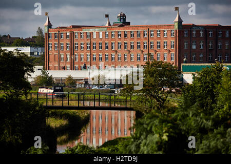 Botany Bay shopping Mühle ursprünglich einer Baumwollspinnerei in Chorley Lancashire Uk am Ufer des Leeds-Liverpool-Kanal. Stockfoto