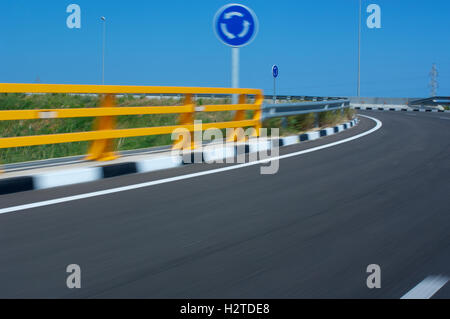 Kreisverkehr mit Zeichen Stockfoto