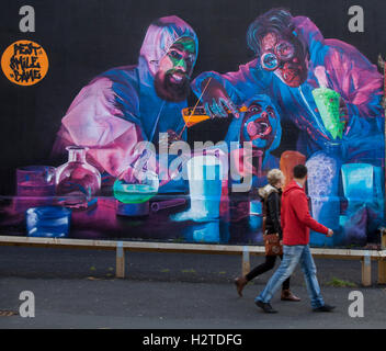 Dayglo Fluoreszierende Pigmente in der medizinischen horror Malerei verwendet. Fußgänger vorbei Streetart, Graffiti Wandbild, Dekoration, in die Sonne, Spray und Kunst Festival Kunst im Osten Topping Street, Blackpool, Lancashire, Großbritannien Stockfoto