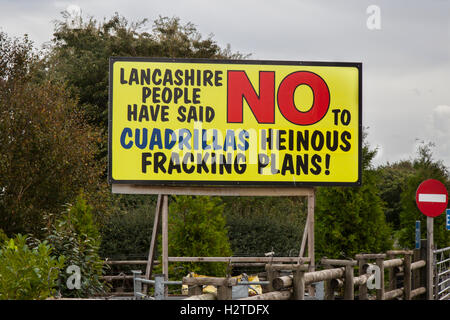 „Nein zum Quadrllla Fracking Poster“ Herr Tootill von North West Tree Services wurde wegen der Werbung gegen Fracking mit 26 Anschuldigungen konfrontiert. Er glaubt, dass es seine ‘moralische Verpflichtung’ ist, den Kampf gegen das Bohrunternehmen Cuadrilla, das Bowland-Schiefer bei Little Plumpton & Roseacre hydraulisch brechen will, aufrecht zu erhalten. Am A583 zwischen Blackpool und Kirkham wurden von John Tootill Hinweisschilder gegen Fracking aufgestellt. Stockfoto