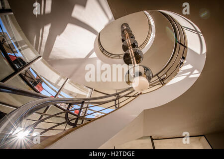 Der De La Warr Pavilion in Bexhill, East Sussex. Ein Blick hinauf durch die Haupttreppe. Stockfoto