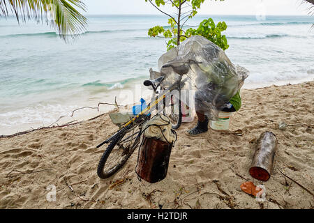 Barbados Fischer enthäuten Fahrrad Hastings beach Hotel Savannah einheimischen Fischer arbeiten unter Tar Schlackenlinie Blatt Zyklus Fisch Sand Stockfoto