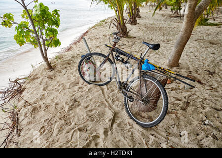 Barbados Fischer enthäuten Fahrrad Hastings beach Hotel Savannah einheimischen Fischer arbeiten unter Tar Schlackenlinie Blatt Zyklus Fisch Sand Stockfoto