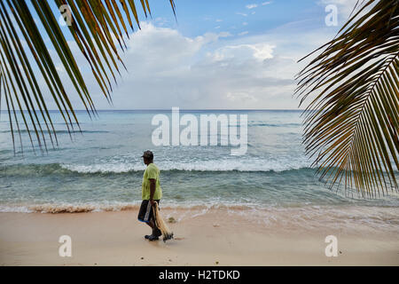 Barbados Fischer enthäuten Motorrad, das Hastings Strand Hotel Savannah einheimischen Fischer arbeiten Fisch Sand Bäume net Palmblätter hand ich Stockfoto