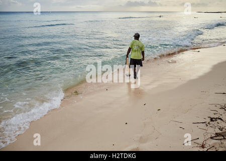 Barbados Fischer enthäuten Motorrad, das Hastings Strand Hotel Savannah einheimischen Fischer arbeiten Fisch Sand Bäume net Palmblätter hand ich Stockfoto