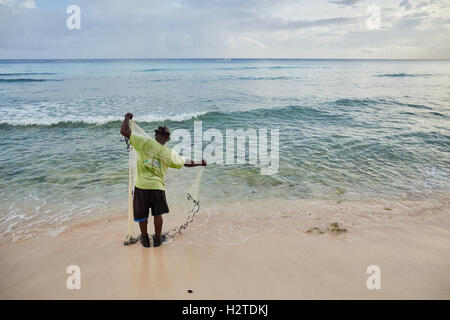 Barbados Fischer enthäuten Motorrad, das Hastings Strand Hotel Savannah einheimischen Fischer arbeiten Fisch Sand Bäume net Palmblätter hand ich Stockfoto