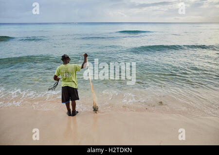 Barbados Fischer enthäuten Motorrad, das Hastings Strand Hotel Savannah einheimischen Fischer arbeiten Fisch Sand Bäume net Palmblätter hand ich Stockfoto