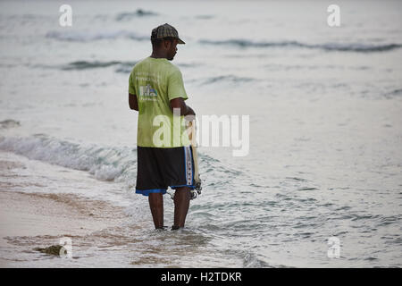 Barbados Fischer enthäuten Motorrad, das Hastings Strand Hotel Savannah einheimischen Fischer arbeiten Fisch Sand Bäume net Palmblätter hand ich Stockfoto