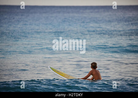 Barbados-Bridgetown Surfer ziemlich junge Mann Jugendliche Surfen Surfer Exemplar Surfbretter im Meer Lebensstil gesund Nebel Stockfoto