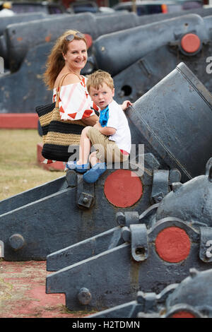 Barbados Bridgetown Garrison Savannah Rennstrecke Touristen auf die alten Kanonen um den kleinen jungen weißen Spur spielen Stockfoto