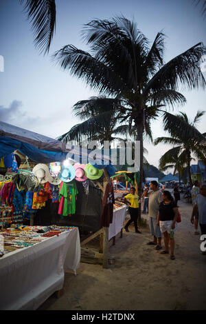 Barbados Oistins touristischen Geschenke Markt Küstenstadt Kirchengemeinde Christuskirche Fischen Dorf Touristen hängen Freitagnacht Markt Stockfoto