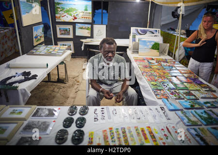 Barbados Oistins Künstler verkaufende Stall Küstenstadt Kirchengemeinde Christuskirche Fischen Dorf Touristen hängen Freitag Nacht Markt b Stockfoto