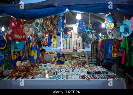 Barbados Oistins touristischen Geschenke Markt Küstenstadt Kirchengemeinde Christuskirche Fischen Dorf Touristen hängen Freitagnacht Markt Stockfoto