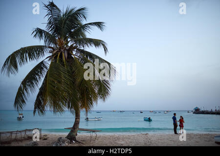 Barbados Oistins touristischen Strand Liebhaber Küstenstadt Kirchengemeinde Christuskirche Fischerei Dorf Touristen hängen Freitagabend paar Stockfoto