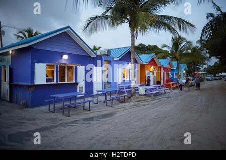 Barbados Oistins Chefkoch Koch Kochen Küstenstadt Kirchengemeinde Christuskirche Fischerdorf, die Freitag Nacht Markt Baz Touristen hängen Stockfoto