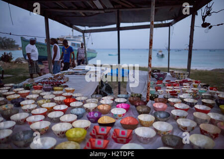 Barbados Oistins Chefkoch Koch Kochen Küstenstadt Kirchengemeinde Christuskirche Fischerdorf, die Freitag Nacht Markt Baz Touristen hängen Stockfoto