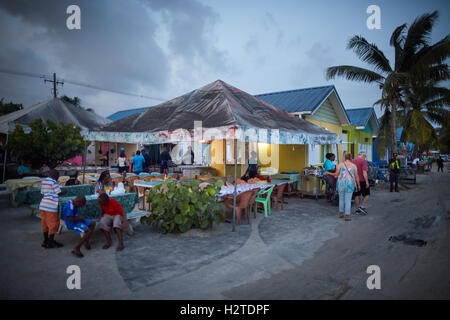 Barbados Oistins Chefkoch Koch Kochen Küstenstadt Kirchengemeinde Christuskirche Fischerdorf, die Freitag Nacht Markt Baz Touristen hängen Stockfoto