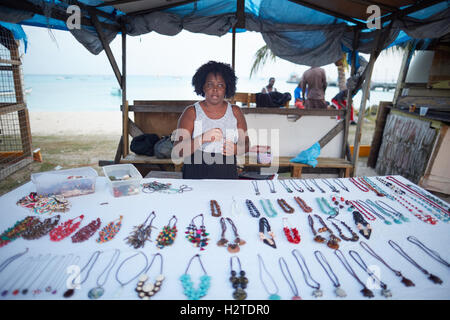 Barbados Oistins Chefkoch Koch Kochen Küstenstadt Kirchengemeinde Christuskirche Fischerdorf, die Freitag Nacht Markt Baz Touristen hängen Stockfoto