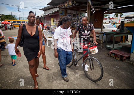 Barbados macht Unternehmen schlechte Bridgetown heruntergekommenen Müll ungepflegt benachteiligten gemeinsame Armut Ghetto un gepflegt Shabby waitin Platz Stockfoto