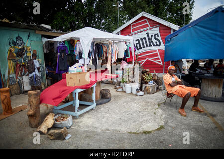 Barbados macht Unternehmen schlechte Bridgetown heruntergekommenen Müll ungepflegt benachteiligten gemeinsame Armut Ghetto un gepflegt Shabby waitin Platz Stockfoto