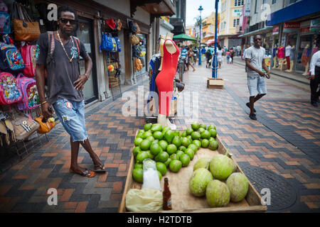 Barbados Marktplatz Händler Bridgetown Armen heruntergekommenen Müll ungepflegt beraubt gemeinsame Armut Ghetto UN-gehüteten Shabby warten Stockfoto