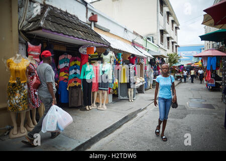 Barbados Marktplatz Händler Bridgetown Armen heruntergekommenen Müll ungepflegt beraubt gemeinsame Armut Ghetto UN-gehüteten Shabby warten Stockfoto