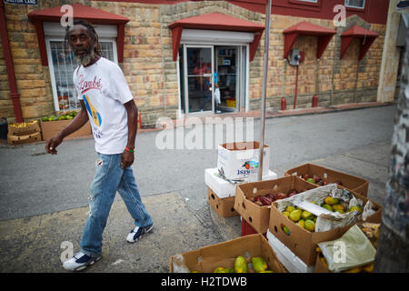 Barbados Marktplatz Händler Bridgetown Armen heruntergekommenen Müll ungepflegt beraubt gemeinsame Armut Ghetto UN-gehüteten Shabby warten Stockfoto