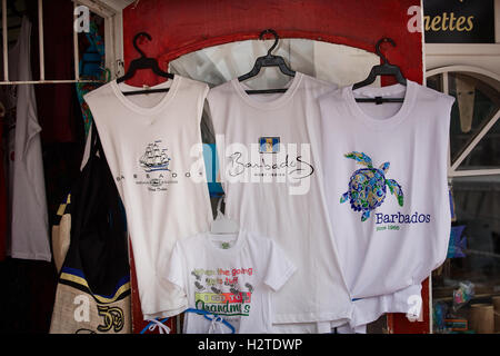 Barbados Hafen Marina Touristen touristische Geschenke hängen T-shirt Shirts t-Shirt t Schildkröten außen Ladenfront weiß kaufen Stockfoto