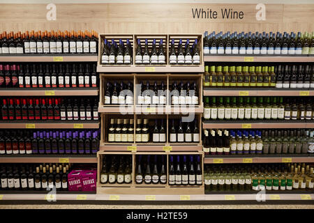 Geschäft innen Wein Abstich rote ordentlich Aldi Leigh Pfarrhaus Retail Park Gemüse stehen Geschäfte Shopper Shop Einzelhandel super Stockfoto