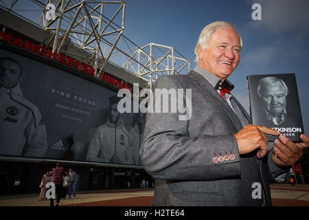 Ronald Ron Atkinson Old Trafford Manchester Promi berühmt berühmte Persönlichkeit des öffentlichen Lebens Sterne Bekanntheit Leistung ausführen ausführen Stockfoto