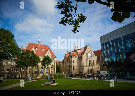 Manchester University historischen Gebäuden Quad Viereck Universität Universitäten College Ausbildung Schule Architekturstudent Stockfoto