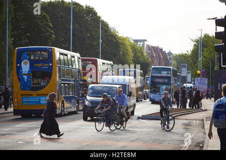 Universität Manchester Oxford Road fahren Bahnen Bike Biker Bike Fahrrad Radfahren Radfahrer Übung Reiten Reiter Bike aktiv ac Stockfoto