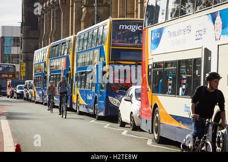 Universität Manchester Oxford Road Busse Bus Busse beendet Doppeldecker einzelne Flotte Trainer Unternehmen Flotte Livree Route Dienste Stockfoto